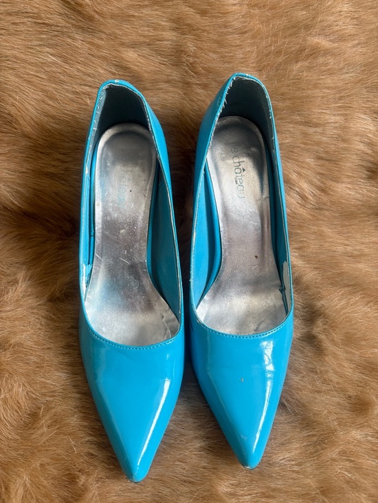 le chateau Shoes - le chateau Bright Turquoise Patent Pointed-Toe Pumps